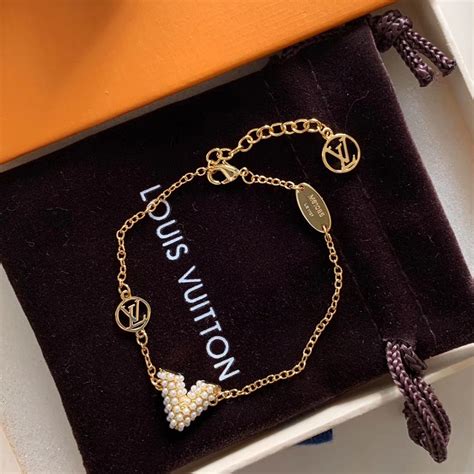 louis vuitton essential v
